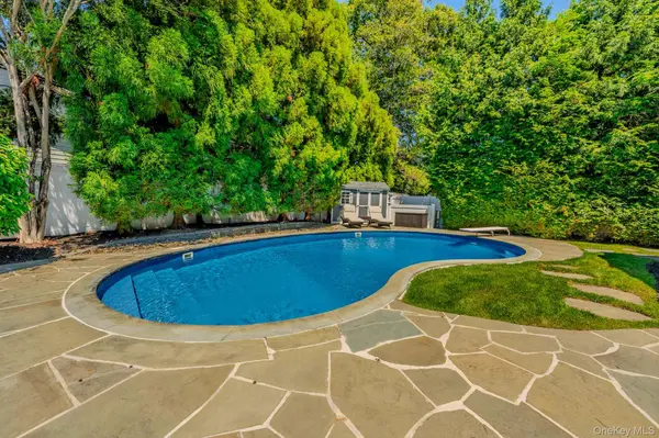 96 Eagle LN, Hauppauge, NY 11788