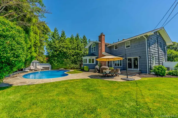 96 Eagle LN, Hauppauge, NY 11788
