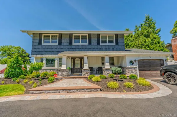 96 Eagle LN, Hauppauge, NY 11788