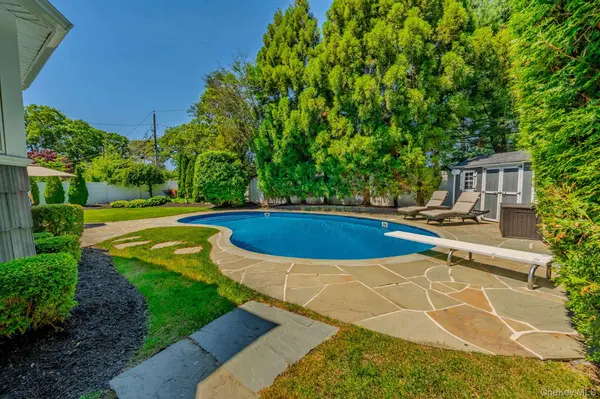 96 Eagle LN, Hauppauge, NY 11788
