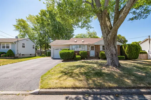9 Johnson PL,  Lindenhurst,  NY 11757