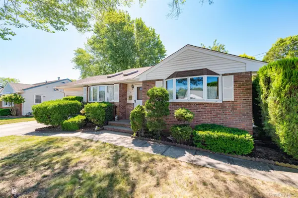 9 Johnson PL, Lindenhurst, NY 11757