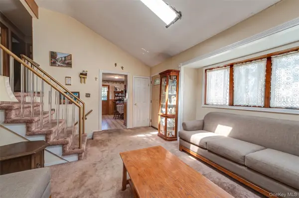 9 Johnson PL, Lindenhurst, NY 11757
