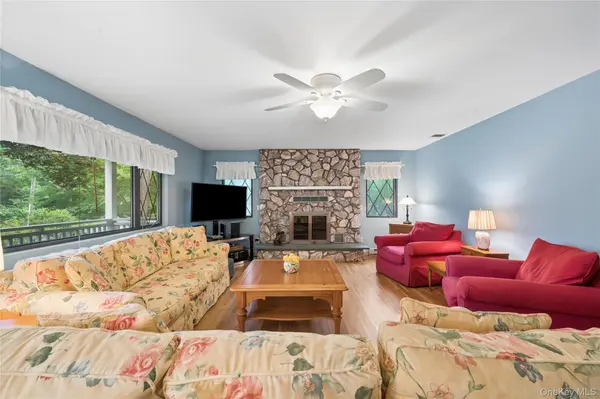 37 Fanning AVE, Hampton Bays, NY 11946