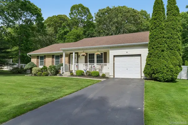 15 Chardonnay DR, Coram, NY 11727
