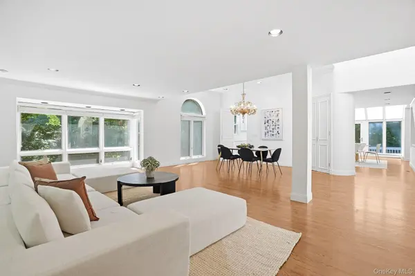 12 Hearthstone CIR, Scarsdale, NY 10583