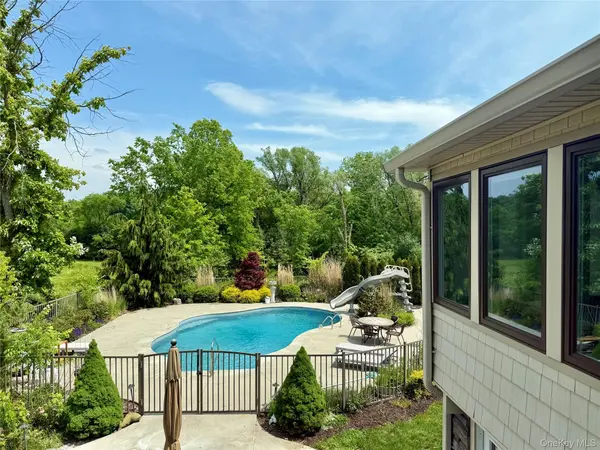 26 Bridle LN, Chester, NY 10918