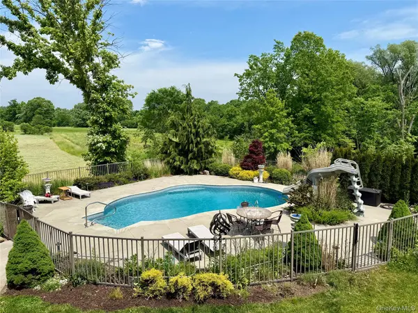 26 Bridle LN, Chester, NY 10918