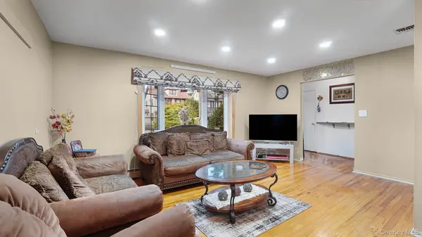 54 E Maujer ST, Valley Stream, NY 11580