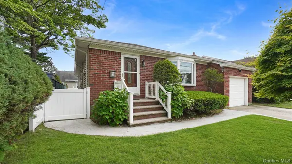 54 E Maujer ST, Valley Stream, NY 11580
