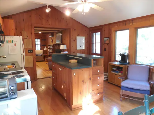 1 Whippoorwill LN, Hampton Bays, NY 11946