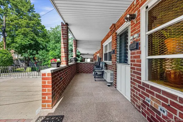 72-41 52 AVE, Maspeth, NY 11378