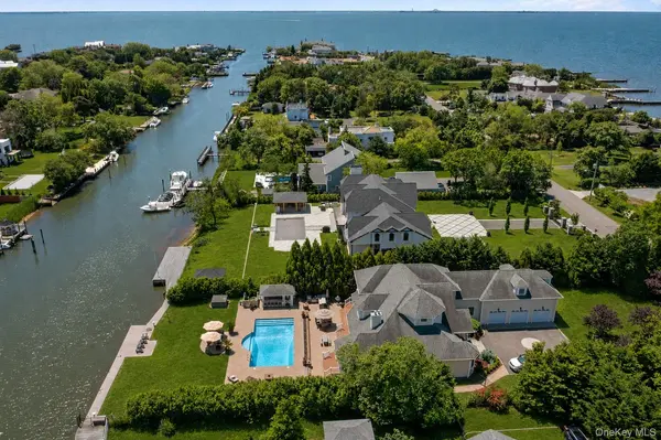 65 W Bayberry RD, Islip, NY 11751
