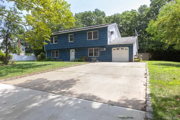 8 Long Meadow PL, South Setauket, NY 11720