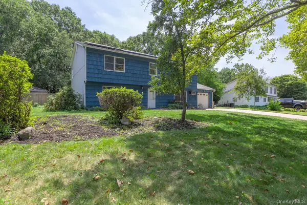 8 Long Meadow PL, South Setauket, NY 11720