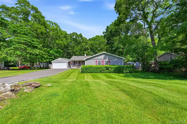 480 Sleepy Hollow DR, Shirley, NY 11967