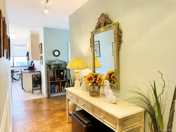 27110 Grand Central Pkwy #7V, Floral Park, NY 11005