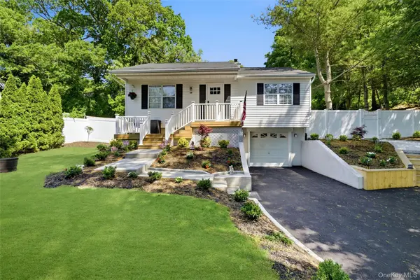 291 Locust DR, Rocky Point, NY 11778