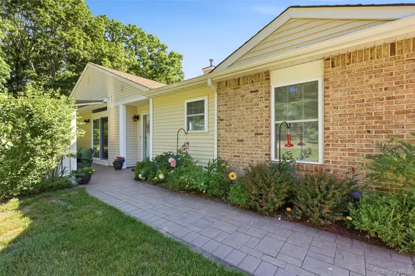10 Pheasant TRL, Coram, NY 11727
