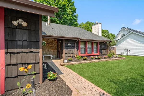 820 Greenbelt Pkwy, Holbrook, NY 11741