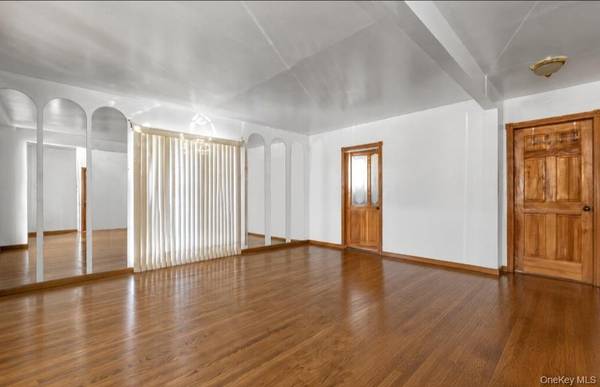 120 Memphis Ave, Floral Park, NY 11001