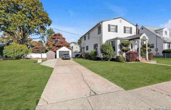120 Memphis Ave, Floral Park, NY 11001
