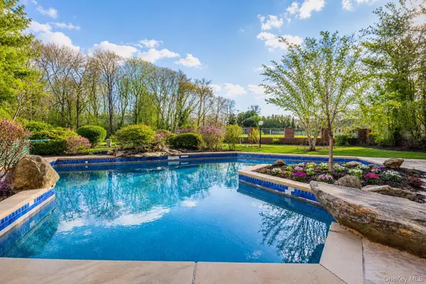 6 Polo CT, Woodbury, NY 11797