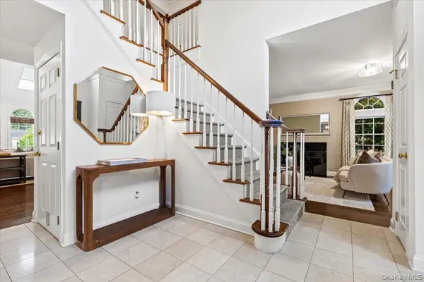 32 Rolling Ridge RD, White Plains, NY 10605