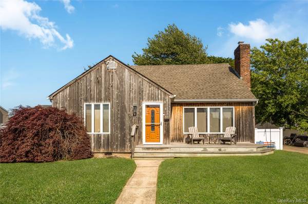42 Buchanan AVE, Amity Harbor, NY 11701