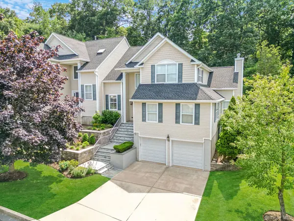 21 Vantage CT, Port Jefferson, NY 11777