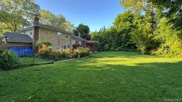 5 Highpoint DR, Huntington, NY 11743