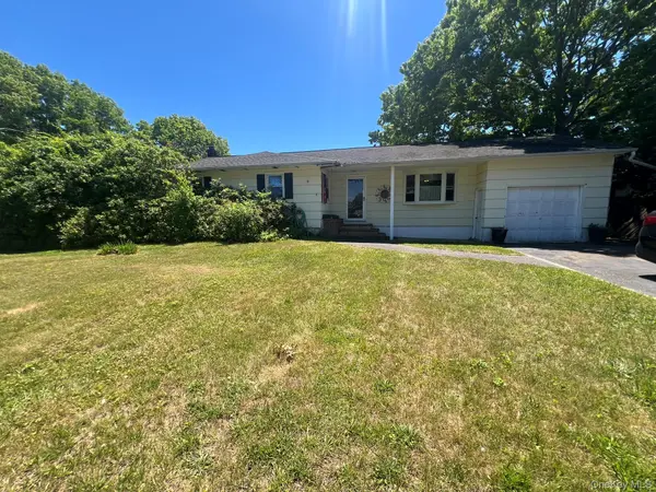 68 Alcolade DR, Shirley, NY 11967