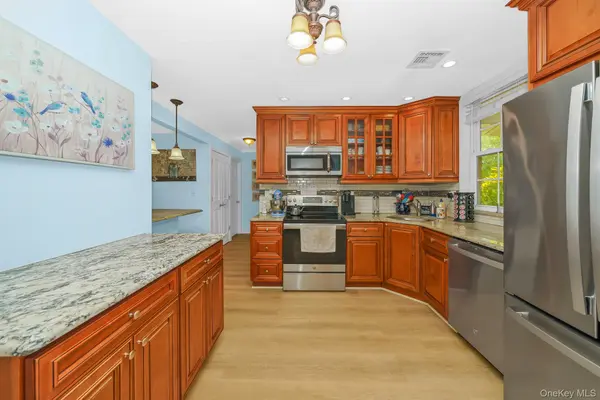 87 Tardy LN, Wantagh, NY 11793