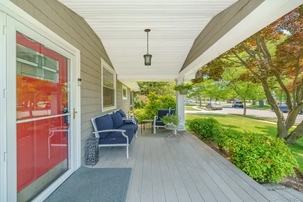 87 Tardy LN, Wantagh, NY 11793