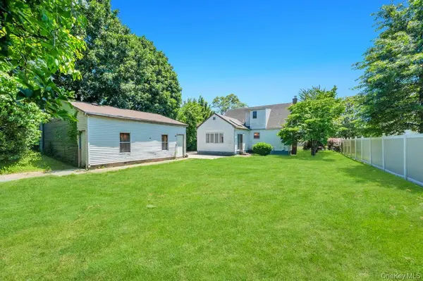 27 Yarnell ST, Brentwood, NY 11717