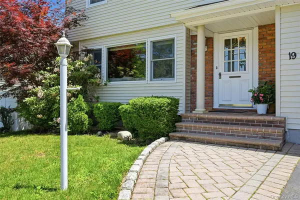 19 Stimson PL, Huntington, NY 11743