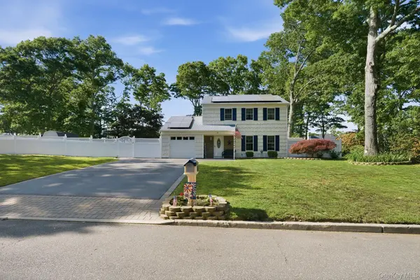 28 Cedar Heights DR,  Ridge,  NY 11961