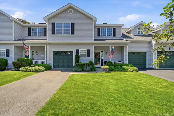 132 Willow Wood DR, Oakdale, NY 11769