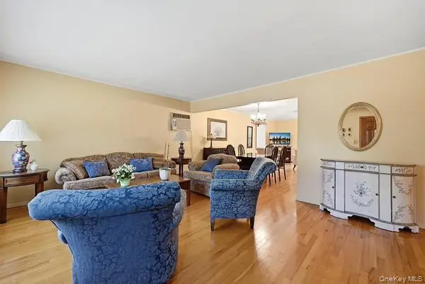 152 Nassau DR, Albertson, NY 11507