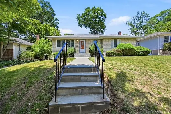 152 Nassau DR, Albertson, NY 11507