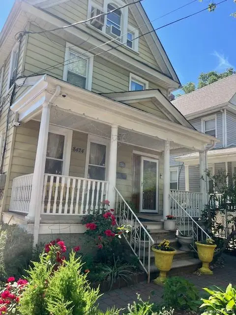 8424 109th ST, Richmond Hill, NY 11418