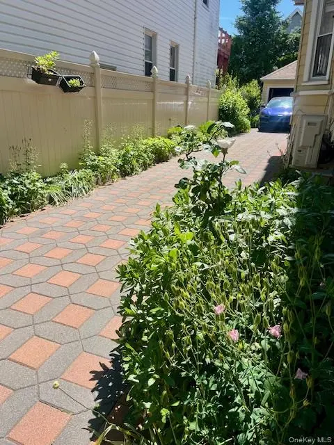 8424 109th ST, Richmond Hill, NY 11418