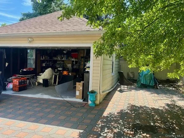 8424 109th ST, Richmond Hill, NY 11418