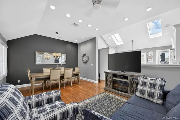 105 N Hamilton AVE, Lindenhurst, NY 11757