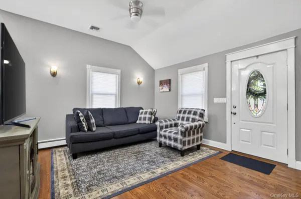105 N Hamilton AVE, Lindenhurst, NY 11757