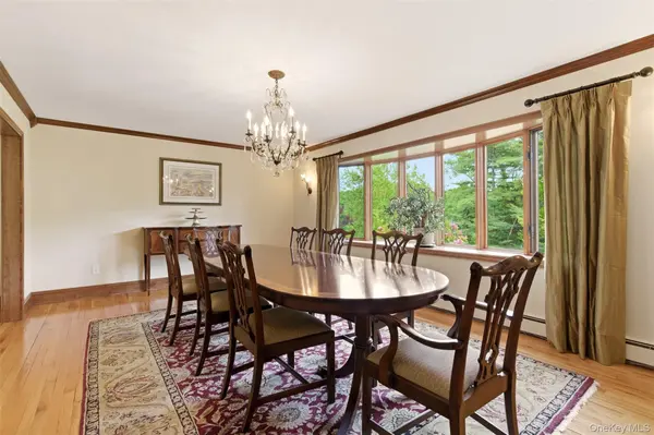 17 Holden LN, Bayville, NY 11709