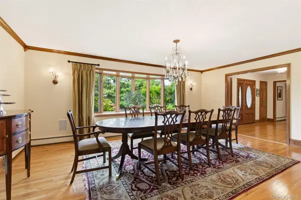 17 Holden LN, Bayville, NY 11709