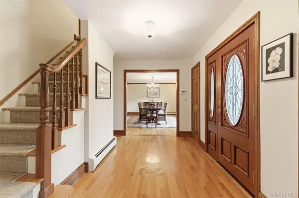 17 Holden LN, Bayville, NY 11709