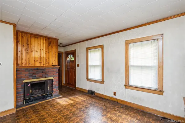 10 Laurel RD, Ronkonkoma, NY 11779