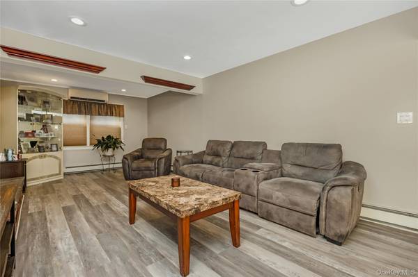 65 Club LN, Levittown, NY 11756